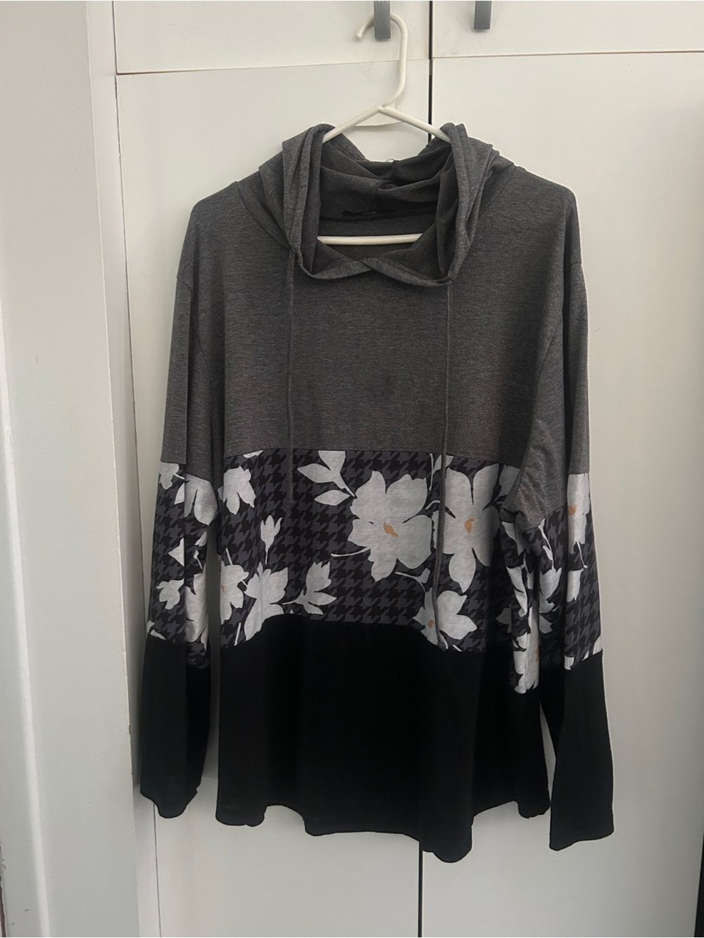 Women's Gray & Black Floral-Panel Hooded Pullover